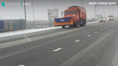 Рівненщина під снігом: шляховики розповіли про ситуацію на дорогах Рівненщина під снігом: шляховики розповіли про ситуацію на дорогах