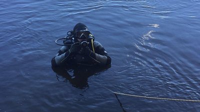 На Чернігівщині підняли на поверхню автомобіль, який затонув два дні тому