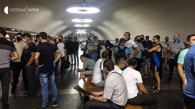 Машиністи метро у Харкові зібрались на платформі — вимагають погасити зарплатний борг Машиністи метро у Харкові зібрались на платформі — вимагають погасити зарплатний борг