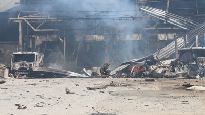Пожежу на складі у Харкові, спричинену обстрілами, загасили Пожежу на складі у Харкові, спричинену обстрілами, загасили