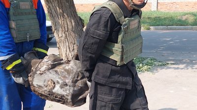 Сапери вилучили залишки ракети з-під завалів гуртожитку у Салтівському районі Харкова Сапери вилучили залишки ракети з-під завалів гуртожитку у Салтівському районі Харкова