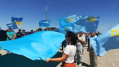 «Крим – це Україна!»: на адмінмежі із окупованим Кримом відзначили День кримськотатарського прапора