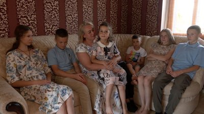 Сім’я з Донеччини, яка взяла на виховання дітей, отримала будинок на Черкащині