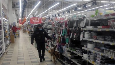 У Житомирі знову евакуюють людей з торговельних центрів через нове повідомлення про замінування У Житомирі знову евакуюють людей з торговельних центрів через нове повідомлення про замінування