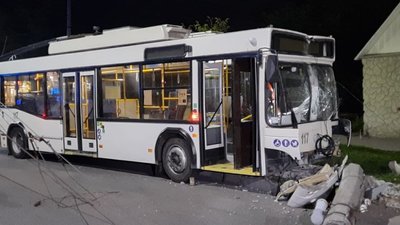 У Кропивницькому водій тролейбуса збив стовп. Є травмовані