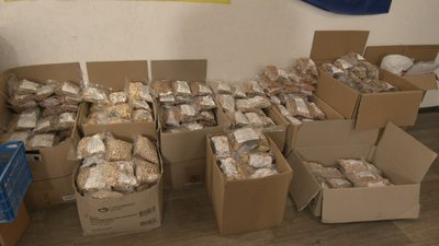 Ящики з сухими супами та кашами, які відправлять для військових. Ящики з сухими супами та кашами, які відправлять для військових.