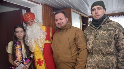 До дітей загиблих бійців з Тернопільщини прийшов святий Миколай До дітей загиблих бійців з Тернопільщини прийшов святий Миколай