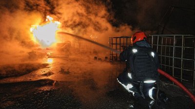 РФ атакувала Одещину дронами: через влучання спалахнули пожежі в порту та заповіднику РФ атакувала Одещину дронами: через влучання спалахнули пожежі в порту та заповіднику