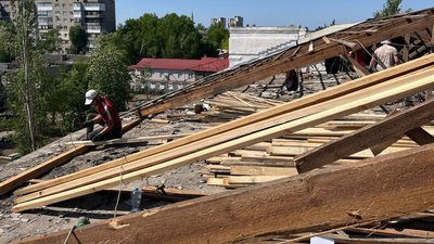 Жителі Нікополя ремонтують дах після обстрілу міста армією РФ Жителі Нікополя ремонтують дах після обстрілу міста армією РФ