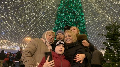 Кияни зібралися біля головної ялинки, щоб зустріти Новий рік Кияни зібралися біля головної ялинки, щоб зустріти Новий рік