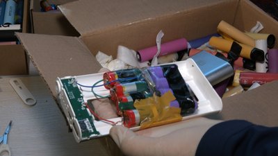 Школярі у Луцьку переробляють електронні сигарети на павербанки для військових Школярі у Луцьку переробляють електронні сигарети на павербанки для військових