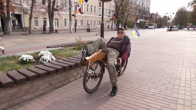 Пенсіонер з Хмельницького змайстрував лежачий дерев’яний велосипед Пенсіонер з Хмельницького змайстрував лежачий дерев’яний велосипед