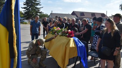 Загинув під час штурму на Куп'янському напрямку: на Черкащині прощалися з воїном Загинув під час штурму на Куп'янському напрямку: на Черкащині прощалися з воїном
