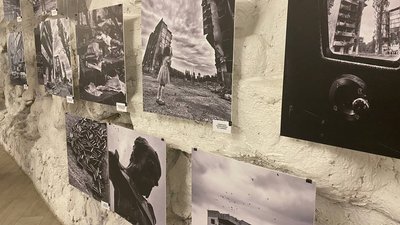 "Биті, але не скорені": у Вінниці презентують чорно-білі світлини з різних міст України
