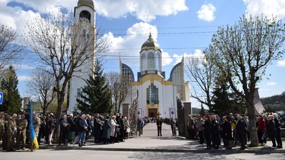 На Тернопільщині прощаються з бійцем, екснардепом Олегом Барною На Тернопільщині прощаються з бійцем, екснардепом Олегом Барною