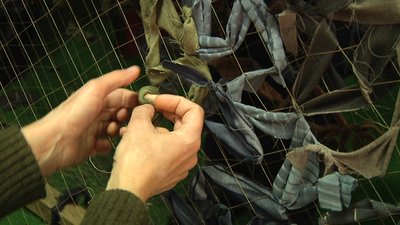 У Житомирі волонтери власноруч виготовляють маскувальні сітки У Житомирі волонтери власноруч виготовляють маскувальні сітки
