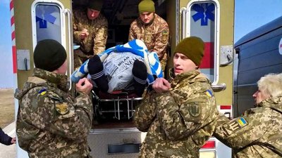 Планова евакуація: з харківського шпиталю транспортували постраждалих військових Планова евакуація: з харківського шпиталю транспортували постраждалих військових