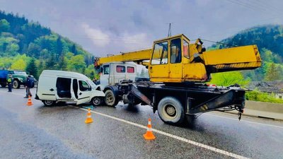 В’їхав в автокран - на Прикарпатті госпіталізували двох дітей внаслідок ДТП