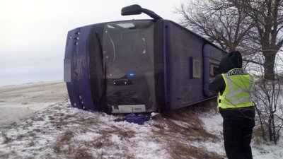 На трасі Одеса-Київ перекинувся автобус: травмовані жінка та дитина