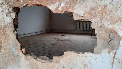 Пошкоджені будинки у селі: наслідки обстрілу Хмельниччини — фоторепортаж Пошкоджені будинки у селі: наслідки обстрілу Хмельниччини — фоторепортаж