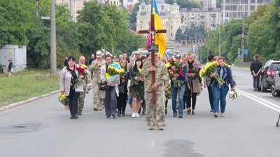 Похоронна процесія за військовослужбовцем Денисом Кузнєцовим Похоронна процесія за військовослужбовцем Денисом Кузнєцовим