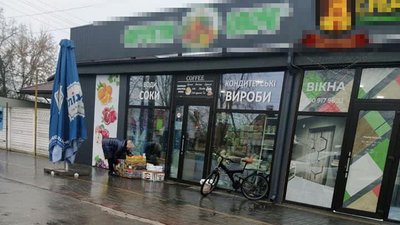 У Луцьку завдяки камерам спостереження викрили продавчиню, яка засмічує вулицю У Луцьку завдяки камерам спостереження викрили продавчиню, яка засмічує вулицю