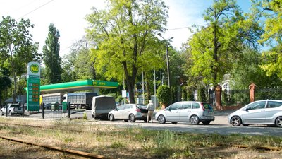 "Ціни захмарні, черги скажені". Яка ситуація із пальним на АЗС в Одесі "Ціни захмарні, черги скажені". Яка ситуація із пальним на АЗС в Одесі