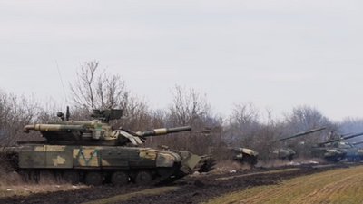 На Херсонщині біля адмінкордону з окупованим Кримом тривають масштабні військові начання На Херсонщині біля адмінкордону з окупованим Кримом тривають масштабні військові начання