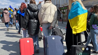Близько 100 людей пройшли з валізами двома площами в Ужгороді, аби підтримати українців Близько 100 людей пройшли з валізами двома площами в Ужгороді, аби підтримати українців