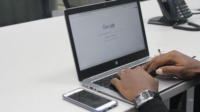 Австралія хоче змусити Google та Facebook платити за новини