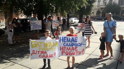 "Немає садочка — немає роботи". На Буковині вимагають відкрити дитсадки