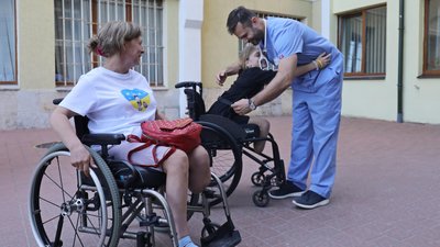 Яна та Наталія прощаються із медперсоналом лікарні Яна та Наталія прощаються із медперсоналом лікарні