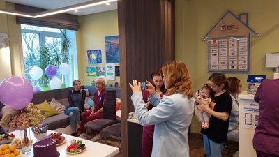 Лікарі зустрілися з мамами та дітьми, яких вони виходили Лікарі зустрілися з мамами та дітьми, яких вони виходили
