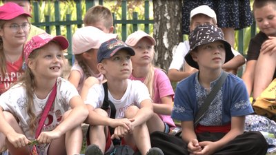 Обіймають собак і слухають лекції про Україну: у черкаській школі діє табір Обіймають собак і слухають лекції про Україну: у черкаській школі діє табір