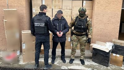 Ошукав кількасот людей: на Київщині чоловік продавав муляжі замість цигарок