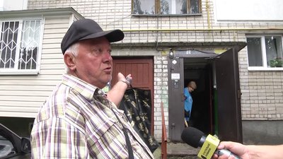Під'їзд багатоповерхівки на вулиці Гагаріна у Житомирі залило дощем Під'їзд багатоповерхівки на вулиці Гагаріна у Житомирі залило дощем