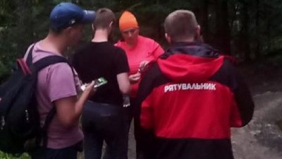 Прикарпатські рятувальники допомогли матері та сину, які заблукали у горах