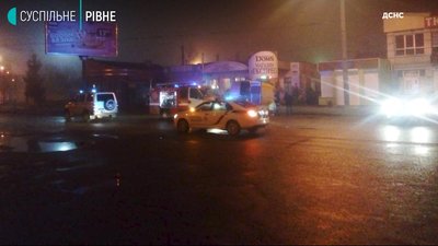 Вночі на залізничному вокзалі Рівного гасили бус