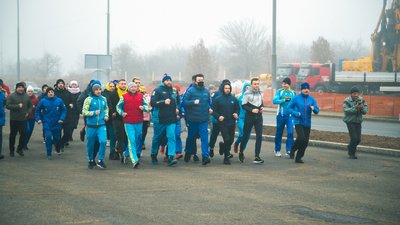 Спортсмени Запоріжжя підсумували рік, що минає, легкоатлетичним забігом "Міст у майбутнє"