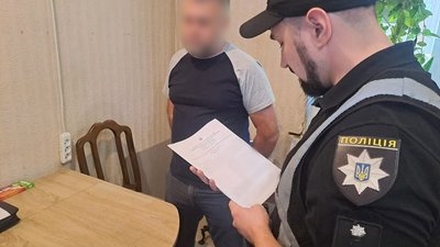Слідчі під час вручення підозри у розкраданні коштів працівниками підприємства у Запоріжжі