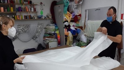 Волонтери в Ланівцях на Тернопільщині шиють захисні костюми для місцевої лікарні Волонтери в Ланівцях на Тернопільщині шиють захисні костюми для місцевої лікарні