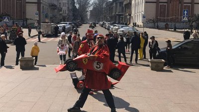 Одеські актори та клоуни пройшли вулицями міста попри карантин Одеські актори та клоуни пройшли вулицями міста попри карантин