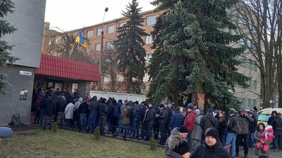 У Рівному – черги з охочих дати відсіч ворогу. Як можна долучитися У Рівному – черги з охочих дати відсіч ворогу. Як можна долучитися