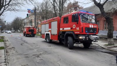 У Херсоні пожежа у житловому будинку старого фонду. Людей евакуювали