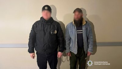 Вдарив знайомого ножем у живіт та обидві ноги: поліція затримала підозрюваного