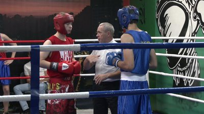 На відкритий турнір Сумської області з боксу приїхав Денис Берінчик На відкритий турнір Сумської області з боксу приїхав Денис Берінчик