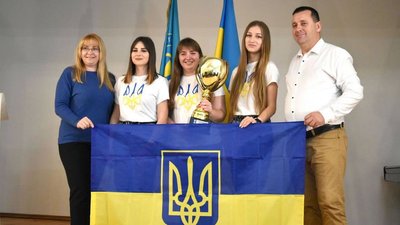 Команда переможниць зі своїми викладачами та наставниками Команда переможниць зі своїми викладачами та наставниками