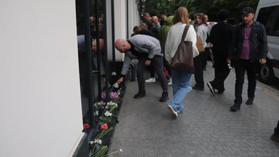 В Івано-Франківську люди вимагали розісклити колонаду готелю В Івано-Франківську люди вимагали розісклити колонаду готелю