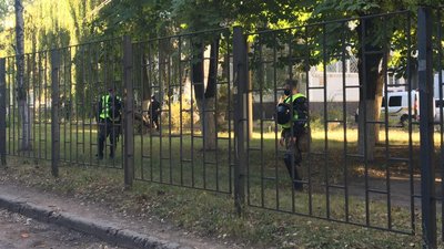 В суді, де обиратимуть запобіжні заходи підозрюваним в стрільбі під Харковом, посилили безпеку В суді, де обиратимуть запобіжні заходи підозрюваним в стрільбі під Харковом, посилили безпеку