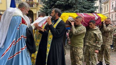 Повернувся на фронт після поранення. У Чернівцях попрощались з військовим, який загинув у бою проти Росії Повернувся на фронт після поранення. У Чернівцях попрощались з військовим, який загинув у бою проти Росії